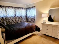 Fully furnished 3-bedroom house sporting  Queen-size beds in each room Twilley Shopping Centre附近的飯店