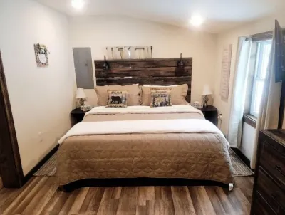 Renovated COZY CABIN with HOT TUB and Smores Bar!!! Hotels near Former Delaware Lackawana & Western Railroad Station