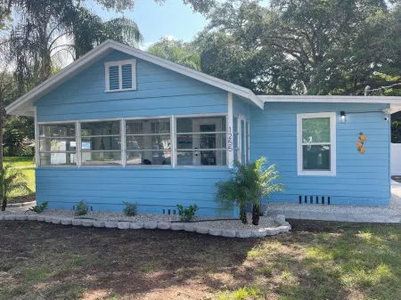 Beachy Bungalow in the heart of Dunedin; 5 minute walk to downtown Отели рядом с достопримечательностью «Oasis Beach»