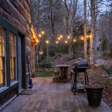 Steps to Elk River! Cozy Cabin w/ Hot Tub & Bunk Room