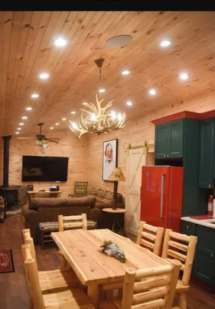 Roscoe Christmas Cabin on the Beaverkill River with Private River Access !