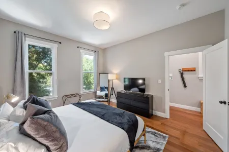 / Luxury Modern Home in Oakland with AC & WFH / Отели рядом с достопримечательностью «African American Museum and Library»