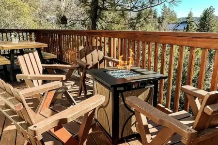 Stunning secluded creekside A-Frame cabin/gameroom Отели рядом с достопримечательностью «Библиотека Лейк Арроухед Бранч»