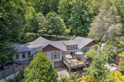 Rumbling Bald Resort - Lake Mountain Golf Retreat! Hotels in 
