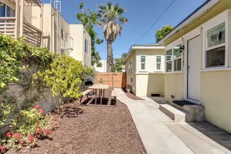 Gorgeous & Renovated Garden Apartment in Valley Village. Отели рядом с достопримечательностью «NoHo Arts District»