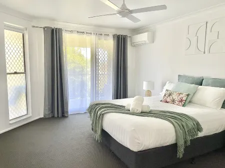 Great Location - 5 mins to beach, Shops, Cafes & Restaurants Отели в г. Кофс-Харбор