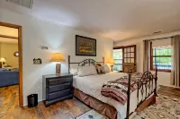 Private Dock, Mountain View, Lake Front, 2 kayaks, 2 SUPs, 1 canoe, Hot tub