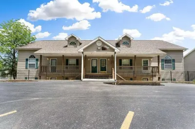 Come to the lake and fish and play! Stay in our Bright Branson 2/2 Condo! Hôtels à proximité de : Lazy Magnolia Carriage Company