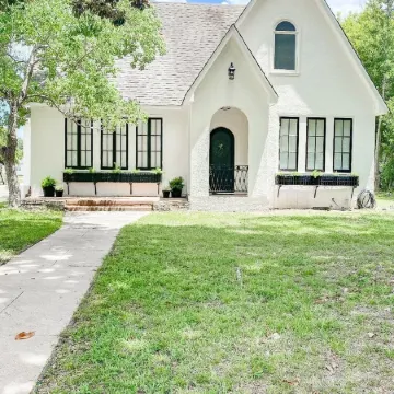 Newly remodeled 1930's cottage! Close to everything in the heart of Natchitoches