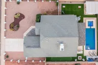 Walk to State Farm Stadium, Spring Training Heated Pool & Hot Tub!