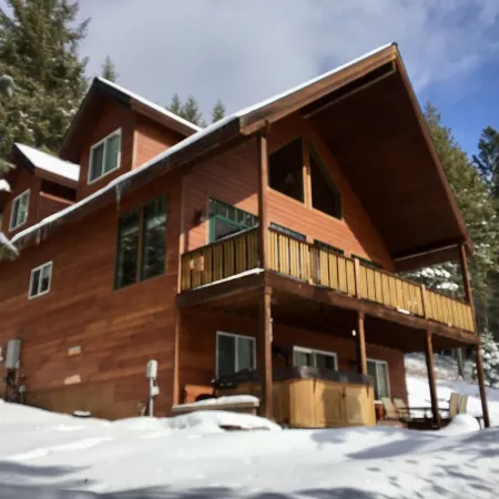 Larchwood Lodge with Lake View, Salt WaterHot Tub and Hiking Trails on 20 acres