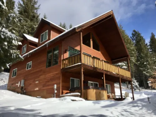 Larchwood Lodge with Lake View, Salt WaterHot Tub and Hiking Trails on 20 acres