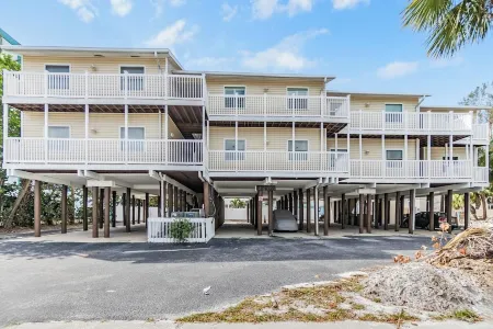 Beautiful 2/1 Top Floor luxury Condo on Indian Rocks Beach Отели в г. Indian Rocks Beach