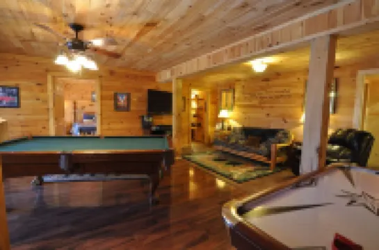 Wilderness Retreat Cabin- Lg Game Room, Private Hot Tub; 1 Mile to Thunder Ridge