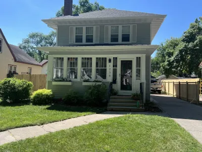 Charming 4 bedroom, 2 bath home near dowtown Fargo. Hotel a 
