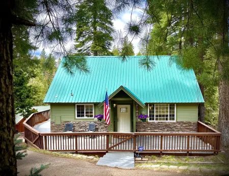 Almanor Lake House, Beach, Dock and Mooring Ball. Отели в г. Гамильтон Бранч