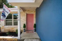 Canyon Lake Cottage with hot tub and rooftop deck! Cranes Mill Marina附近的飯店