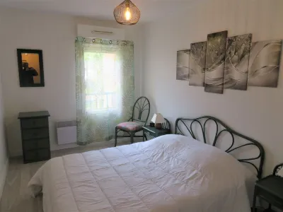 Trois Pièces , Terrasse, 15' à Pied de la mer Hotels near Le Frégate Provence