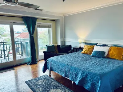 Spacious Riverfront Townhome Directly Across from Downtown Louisville Hotels in 
