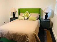 Charming Guest House at Live Oaks on the Bayou 彭薩科拉住宿飯店