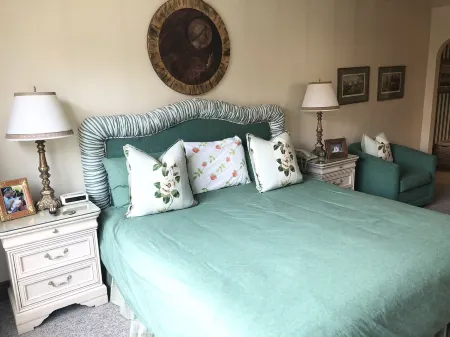 Vail Village European Charmer-Walk to Gondola, Pool, Hot Tub! Отели рядом с достопримечательностью «Sonnenalp Club»