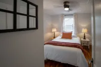 Comfy vintage cottage in beautiful small town--7mins from everything.