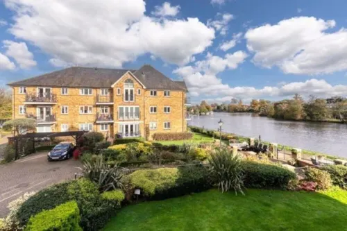 Beautiful Penthouse Apartment Hotel a Shepperton