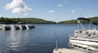 Spacious Cabin w/hot tub , pool and lake access, sleeps 8
