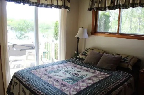 Quietwater Cottage-on Water/Nature/Birds/Canoe/Hike/Relaxing/ Hot Tub, Peaceful!