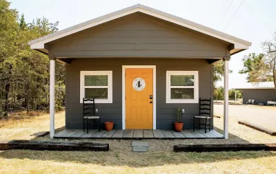 04 Bluemoon - Carmine Cottage with a Country View Big Red Barn Event Center附近的飯店