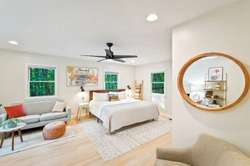 3BR Cabin Getaway: Hike & Swim Nearby! Modern, dog-friendly, wi-fi + king suite