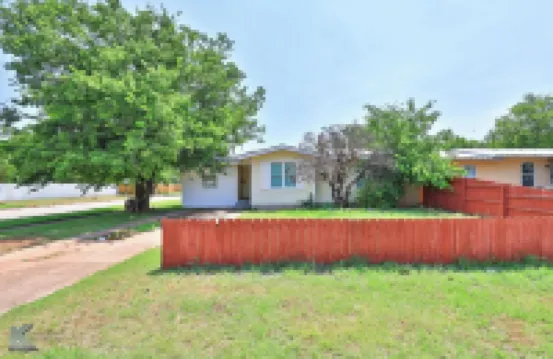 Near Hsu, Acu & Hendrick ~ Clean ~ Charming Cottage  ~ New Discounts ~ Pets