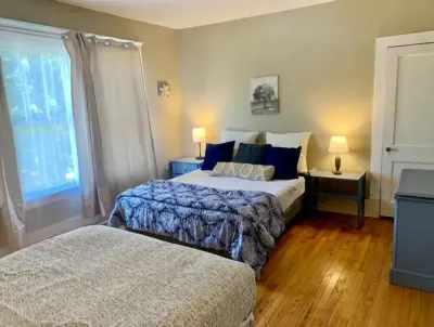 Lovely Upstairs 3 Bedroom Apartment Hotels near Lower Mississippi River Museum