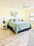 Bright Waterfront Condo Corner Unit with Lanai ~ close to AMI beaches and IMG Các khách sạn gần Perico Preserve