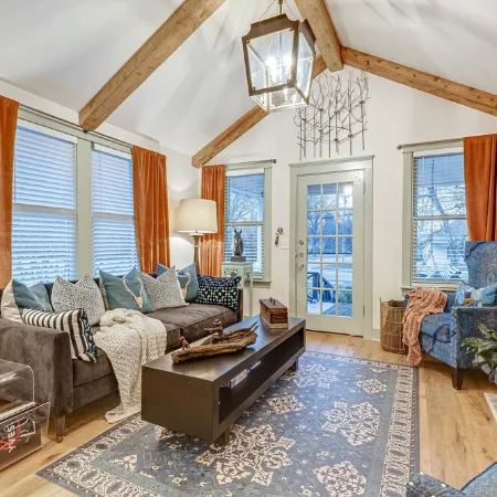 Completely Renovated Historical Cottage -- Walking distance to Downtown Franklin