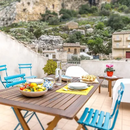 Rooftop house in the center, 2/4 guests, free illimited WIFI, free parking