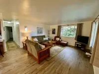 The Peaceful Pelican is close to town and just a 5 min walk to the beach! Hotels in Brookings