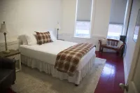 Shaffer Haus-Downtown Riverfront Retreat Hotels in Manistee