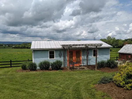 Charming Cottage, Fresh Eggs, Friendly Pets and Pet Friendly!