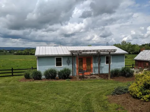 Charming Cottage, Fresh Eggs, Friendly Pets and Pet Friendly!