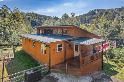 No Pet Fees!! Secluded, Family Friendly, Mountain Cabin with Hot Tub Hotels in der Nähe von Sims Point