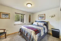 Lakefront Cabin with 2 Decks and Amazing Views. Firepit, Cornhole, Kayaks!