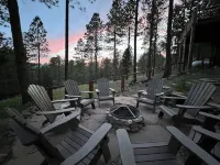 Walk to ski & trails! Luxury lodge, sleeps 17, hot tub, fire pit & fenced yard.