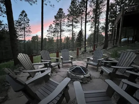 Walk to ski & trails! Luxury lodge, sleeps 17, hot tub, fire pit & fenced yard.