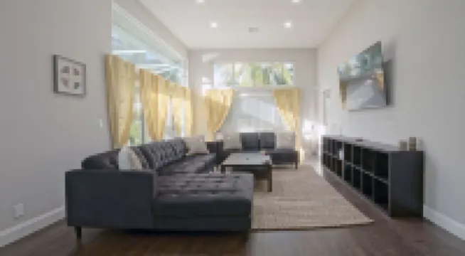 Modern House Near the Downtown Heated Pool Pet Friendly Whirlpool Spa Playroom 科勒爾斯普林斯酒店