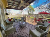 Gruene's Yellow Haus & Suite, Sleeps 1-14, Walk to Gruene Hall & River