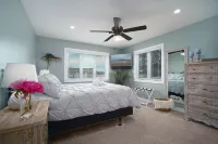 WATERFRONT Home-Amazing sunsets, extra amenities, kayaks, canoe, paddle board~