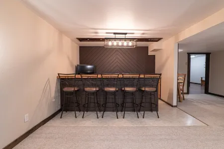 NEW Indian Paintbrush Log Cabin -Sleeps 12+ on scenic horse ranch with views!