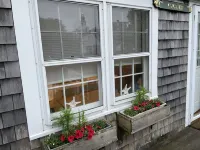 Cozy upper studio- fully equipped & close to town, harbor, shops & restaurants!