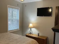 Cabin - secluded and Guntersville Lake w/hot tub and fire pit Hotels in Marshall County